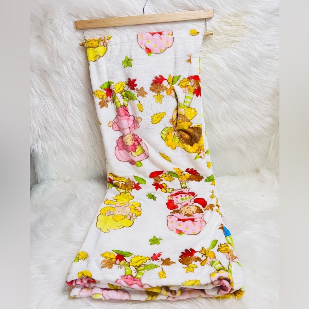 Strawberry Shortcake Throw Blanket - Picture 3 of 4